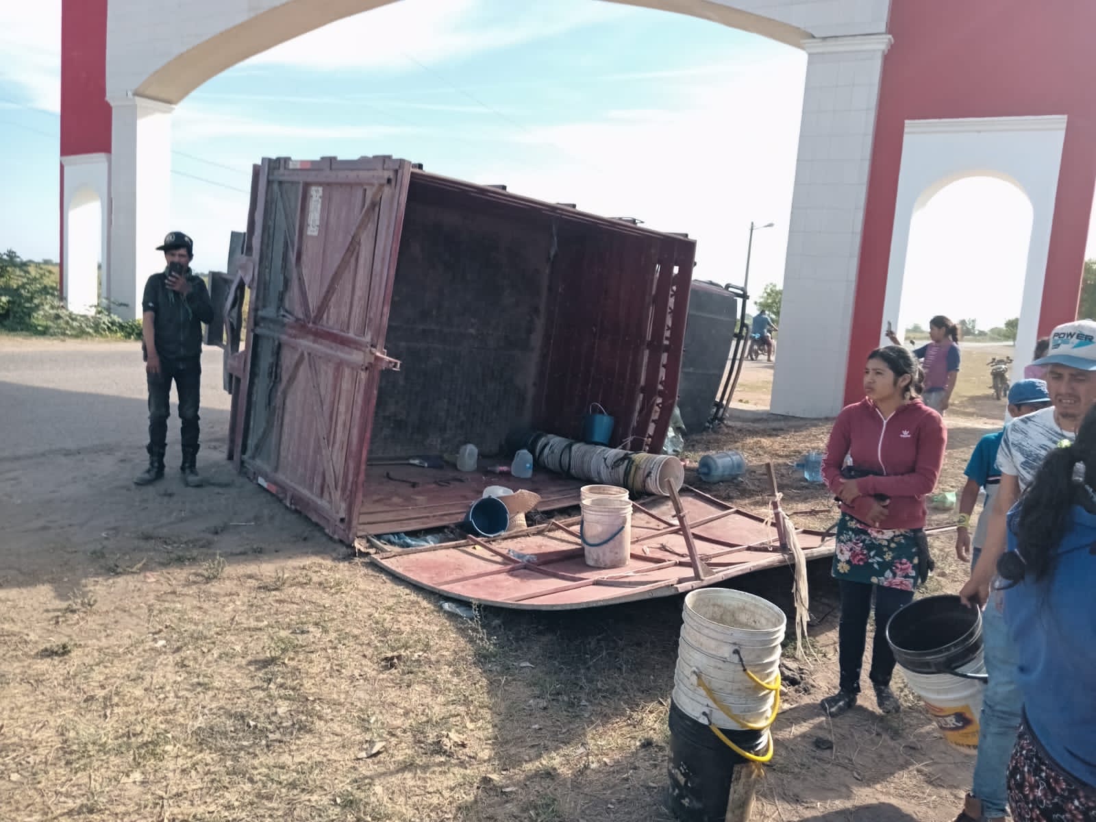 Vuelca Camioneta Que Se Dedica A Transportar Personal Al Campo En