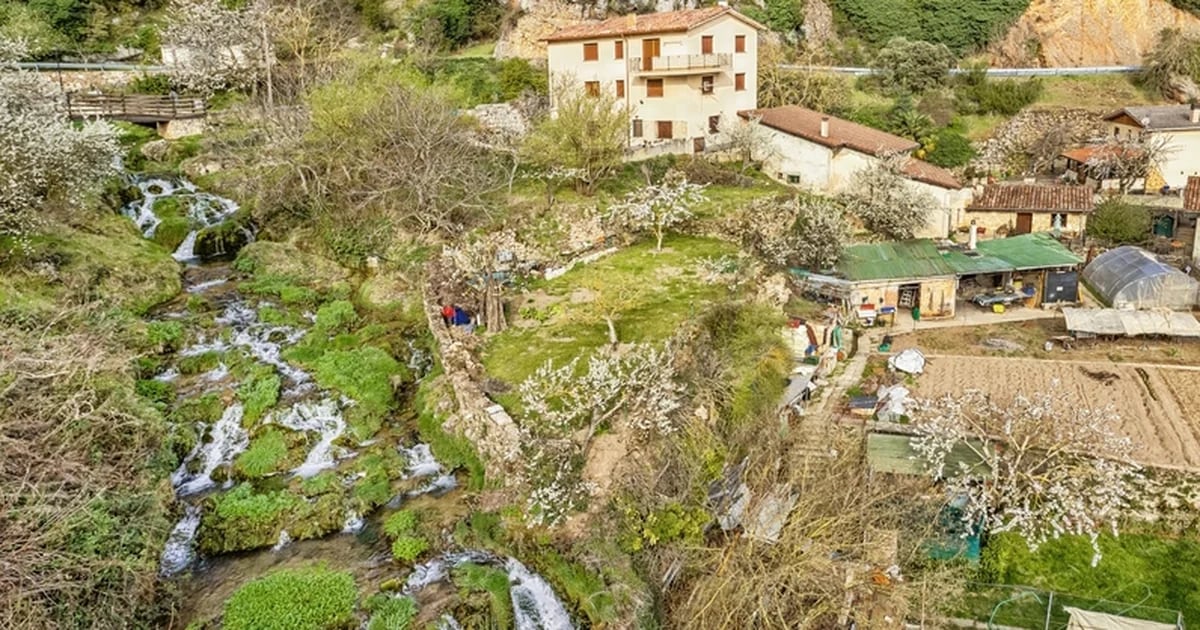 Explorando El Encantador Pueblo Espa Ol Con Senderos Naturales Y Un