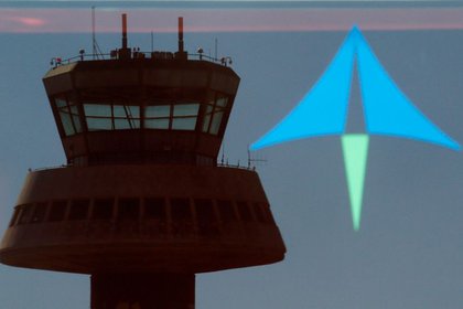 FOTO DE ARCHIVO: Una torre de control reflejada en una puerta de cristal junto al logotipo de AENA en el aeropuerto de Barcelona, 10 de febrero de 2015. REUTERS/Albert Gea