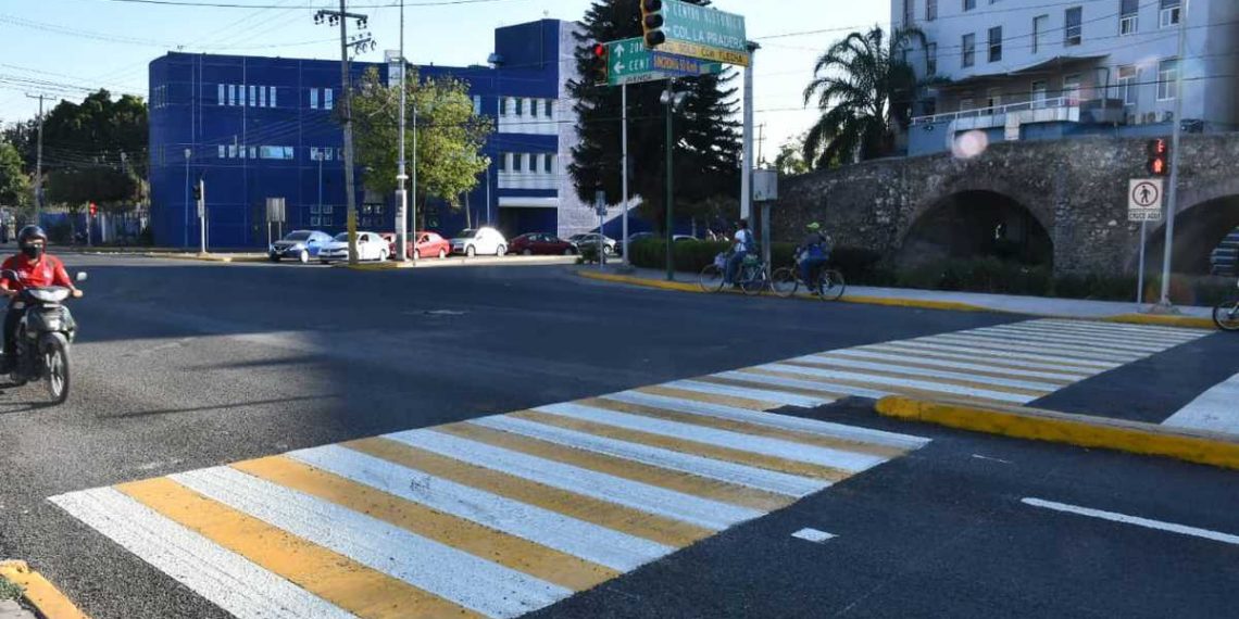 Aplican señalética en calles de Irapuato con pintura de larga duración
