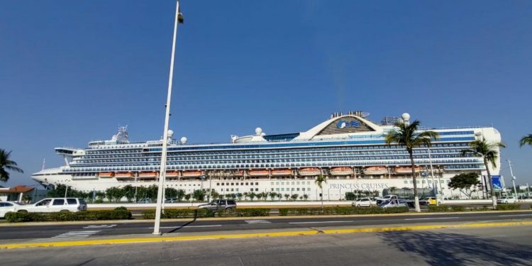 Atraca crucero en Vallarta; estaba fondeado en la bahía