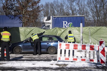 Control policial en Schirnding, Alemania, en la frontera con la República Checa.EFE/EPA/LUKAS BARTH-TUTTAS/Archivo
