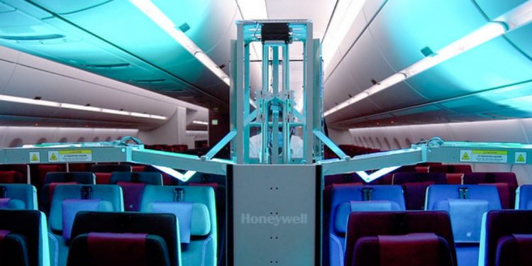Carrito de limpieza ultravioleta de Qatar Airways