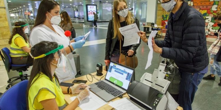 Canarias prorroga hasta después de Semana Santa el control a los viajeros nacionales