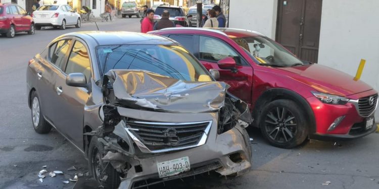 Choque de crucero deja daños materiales en el Centro de Monterrey