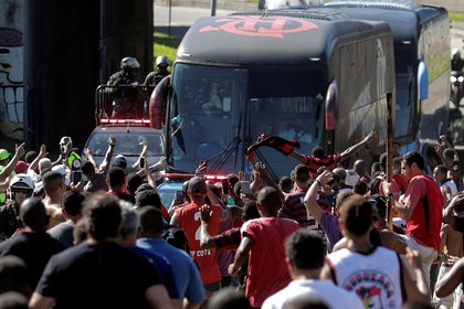 Hinchas de Flamengo animan frente al autobús del equipo hoy, en Río de Janeiro (Brasil). EFE/Antonio Lacerda
