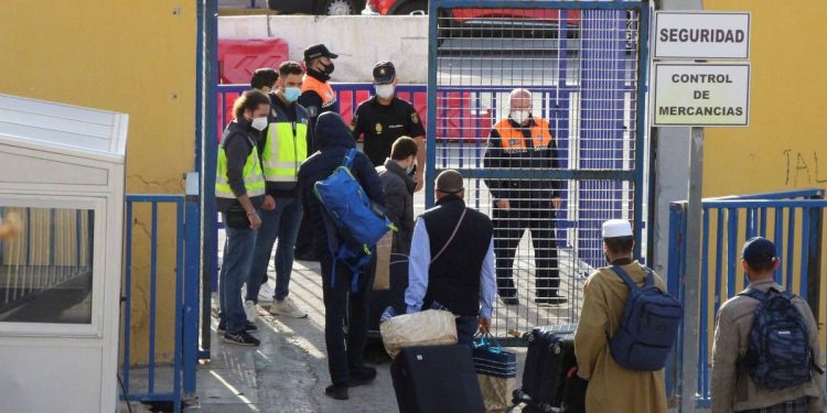 Foto: Puertas de la frontera del Tarajal, que separa Ceuta de Marruecos. (EFE)