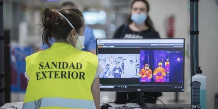 Control de Sanidad Exterior en el aeropuerto de El Prat, el 19 de junio en Barcelona.