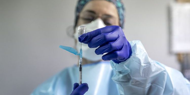 Una sanitaria prepara una dosis de la vacuna en un centro de salud de Valencia a finales de enero.
