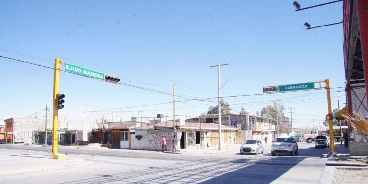 Dan mantenimiento a señalamientos y cruceros