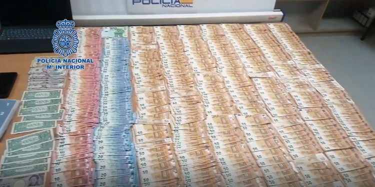 Dinero incautado por la Polic&iacute;a Nacional en uno de los registros al supuesto estafador
