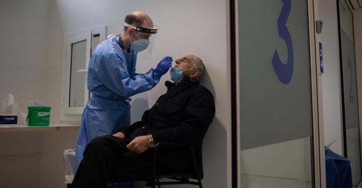 Un hombre se somete a una prueba PCR de coronavirus en Cataluña / EP