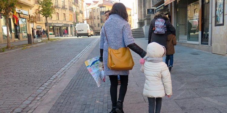 Turistas con mapas en la mano visitan Salamanca.