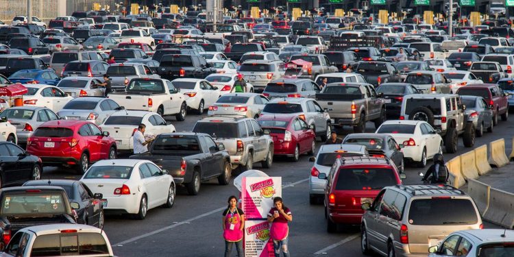 EU extiende cierre fronterizo con México a viajes no esenciales un mes más