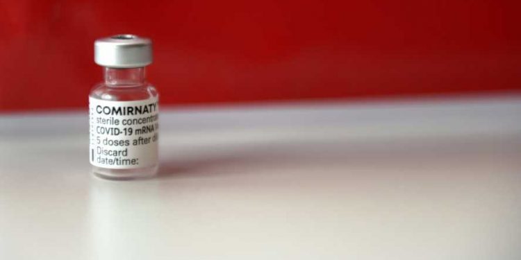 Eficacia 'abrumadora' de vacuna COVID de Pfizer apunta a que puede acabar con la pandemia: estudio