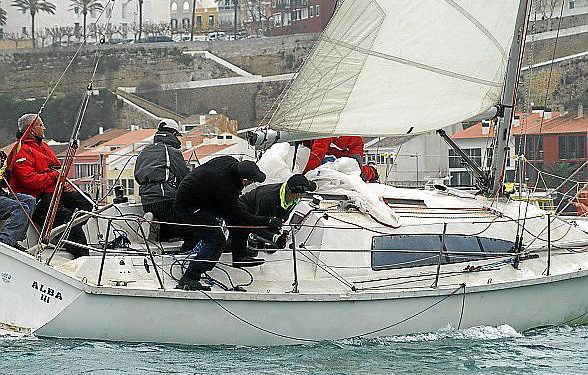 El Alba III, con su tripulación, durante la dura prueba del fin de semana anterior, en aguas de Maó