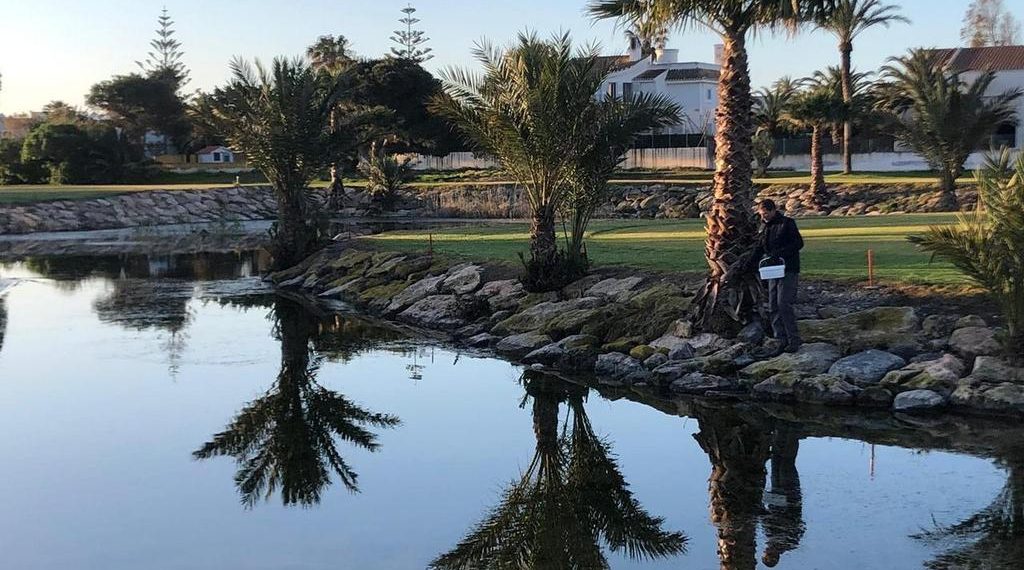 Tratamiento contra los mosquitos en el campo de golf de Almerimar