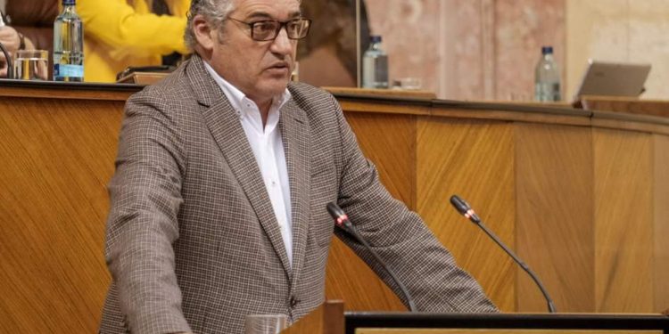 Archivo - El parlamentario socialista Javier Carnero, en una imagen de archivo en el Parlamento.