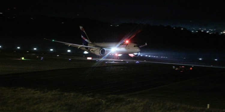 El avión de Latam que transportó a Uruguay las vacunas contra el Covid-19 tocó tierra a las 22:50 horas del jueves