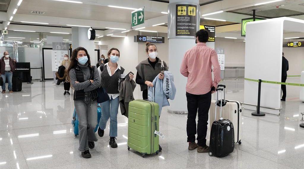 El distanciamiento y el cierre de actividad no esencial es más efectivo que prohibir viajar para contener la COVID-19