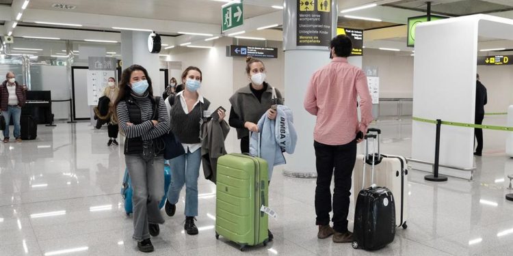 El distanciamiento y el cierre de actividad no esencial es más efectivo que prohibir viajar para contener la COVID-19
