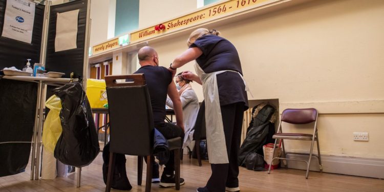 Reino Unido vacunacion logro Hancock 20 millones