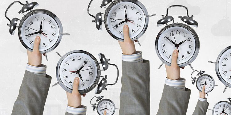 El secretario de Estado de Empleo y Economa Social considera que "el problema no es si se trabaja cuatro o seis das", sino las horas extra