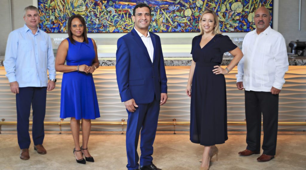 Owen Woollis, director de recursos humanos; Raquel Rosa, directora de ingresos; José M. Torres, gerente general; Julie Miller, directora de ventas y mercadeo y Angelo Ríos, director de finanzas del St. Regis Bahía Beach Resort. (Suministrada)