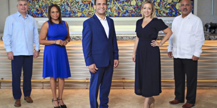 Owen Woollis, director de recursos humanos; Raquel Rosa, directora de ingresos; José M. Torres, gerente general; Julie Miller, directora de ventas y mercadeo y Angelo Ríos, director de finanzas del St. Regis Bahía Beach Resort. (Suministrada)