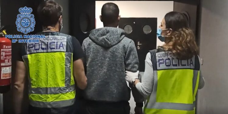 Captura de pantalla del vídeo difundido por la Policía de la detención de uno de los patrones de pateras en las que murieron tres personas.