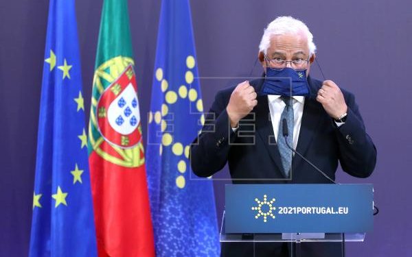 La UE prepara un documento para viajes que no se ceñirá a los vacunados, según Costa