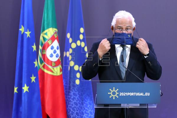 La UE prepara un documento para viajes que no se ceñirá a los vacunados, según Costa