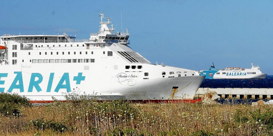 El tráfico en el dique de Son Blanc no ha dejado de crecer, con el paréntesis de la pandemia, y el barco se ha consolidado como una alternativa al avión en los desplazamientos entre islas.