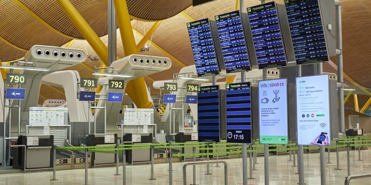 Las personas que lleguen en vuelos procedentes de Sudáfrica y Brasil deberán guardar cuarentena desde hoy