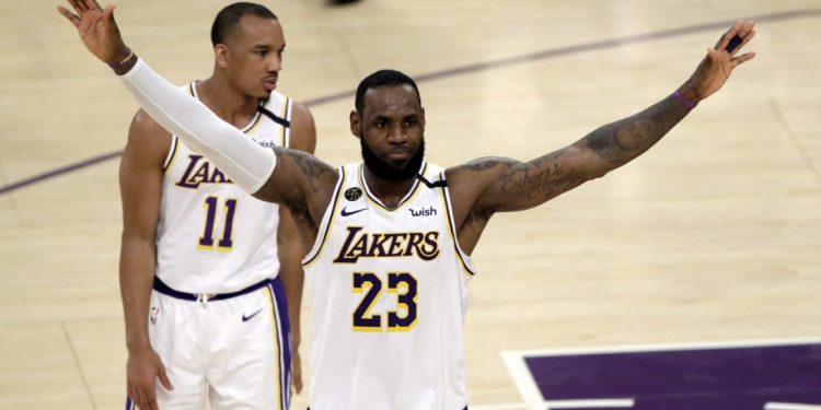 LeBron James imaginó cómo sería jugar al lado de Michael Jordan. (Foto: EFE)