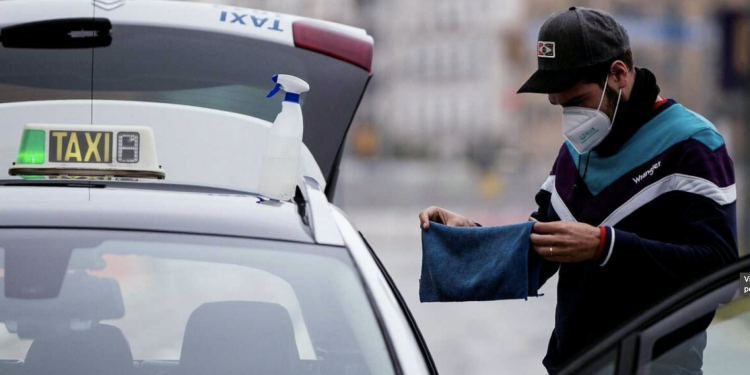 Taxista durante el estado de alarma. Imagen de archivo