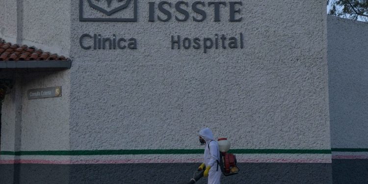 Médico y enfermera murieron por COVID, no a causa de vacunación: ISSSTE