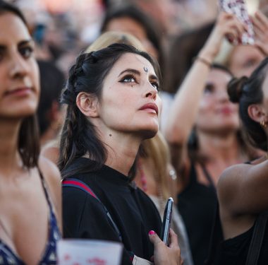 «Me imagino apoyada en la barra de un bar y relacionándome»: fantasear con la vieja normalidad como forma de escapismo