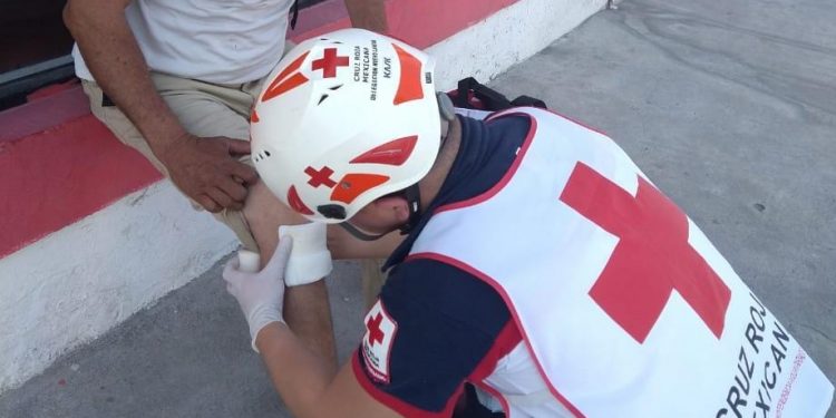 Motociclista arrolla a peatón en transitado crucero