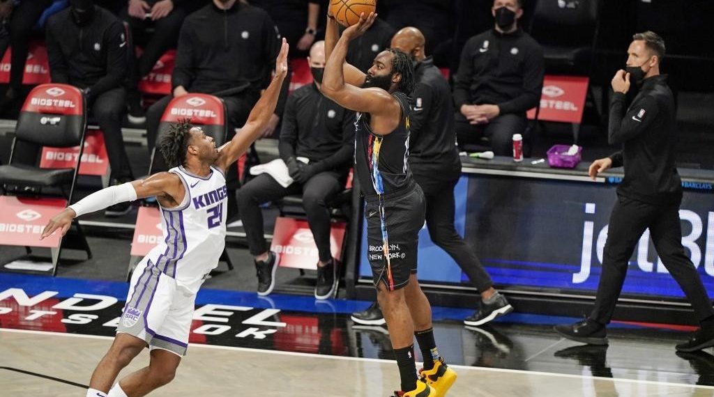 James Harden lanza un triple ante la defensa de Buddy Hield.