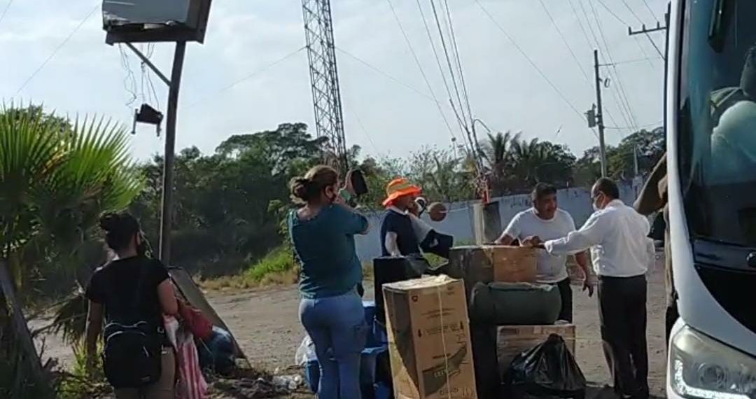 Pasajeros Denuncian A Viajes Plus, Los Tuvo 16 Horas Al Sol En Carretera
