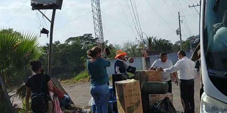 Pasajeros Denuncian A Viajes Plus, Los Tuvo 16 Horas Al Sol En Carretera