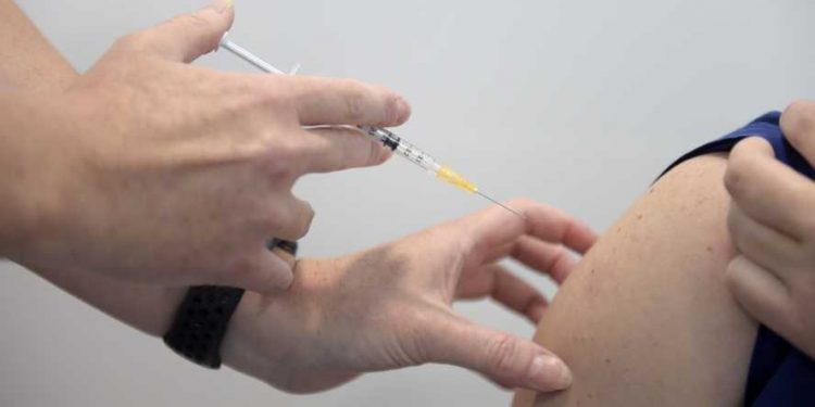Pfizer analiza aplicar tercera dosis de vacuna COVID para aumentar protección contra mutaciones