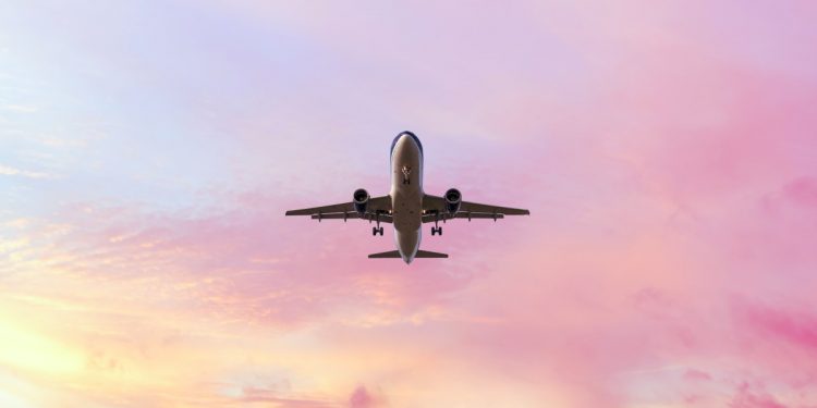 Piloto de avión reporta avistamiento OVNI en el cielo mientras volaba por Nuevo México | Viral