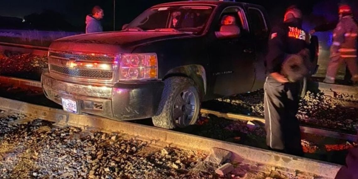 Quedó atrapado en las vías y de milagro se salvó de morir