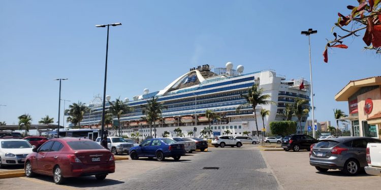 Regresa el Grand Princess a Puerto Vallarta, pero solo por suministros
