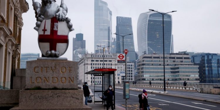 Reino Unido presenta plan para regresar a la normalidad para finales de junio