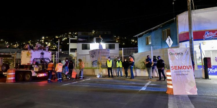 Remodela Semovi semáforo y pinta señalamientos para Citybus en Oaxaca