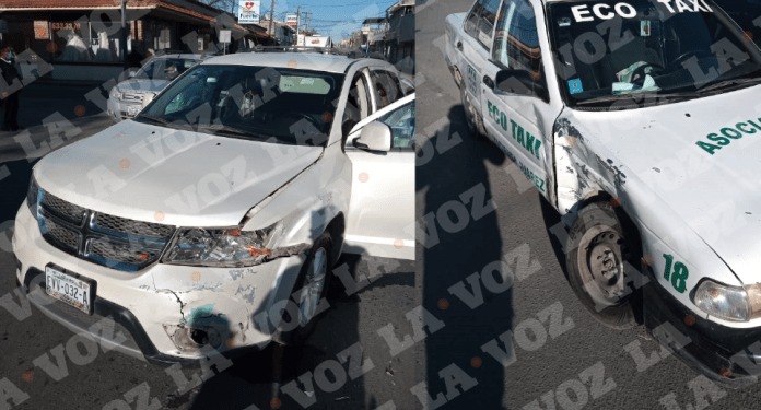 Se pasa rojo y choca taxi en peligroso crucero