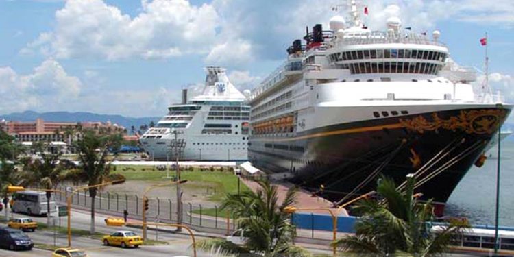 Sigue Puerto Vallarta sin fecha de arribo de cruceros